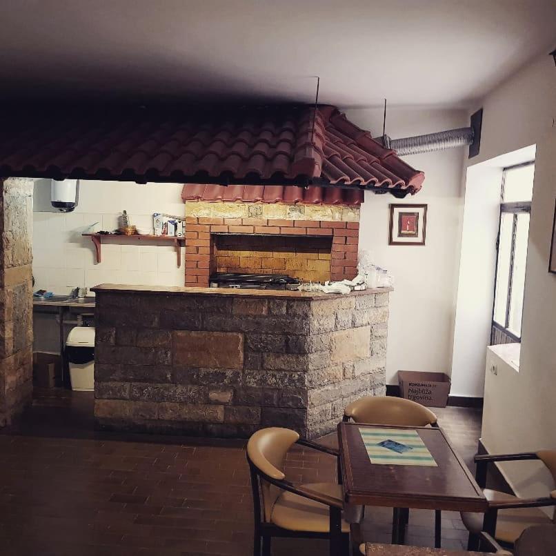 Buffet M Apartments&Rooms Obrovac Buitenkant foto